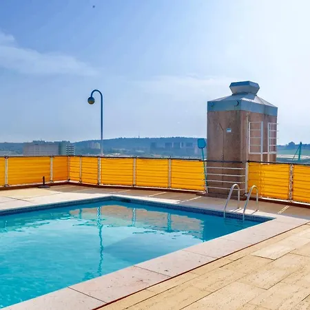 Swimming Pool With Private Parking Лиссабон